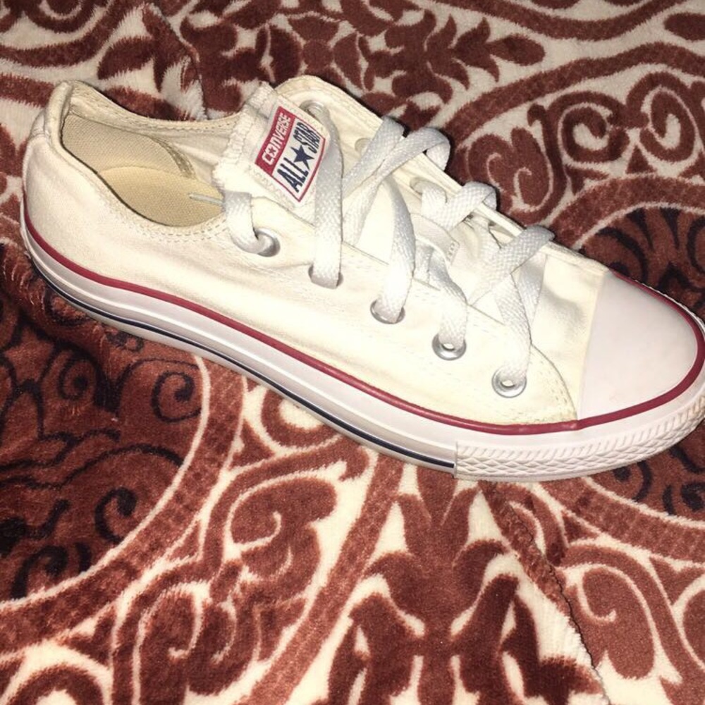 White Lowtop converses